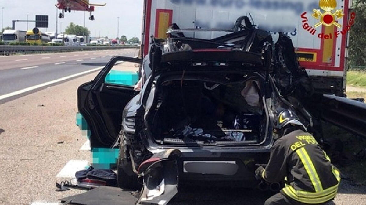 Porsche si schianta contro un tir: un morto e tre feriti - 