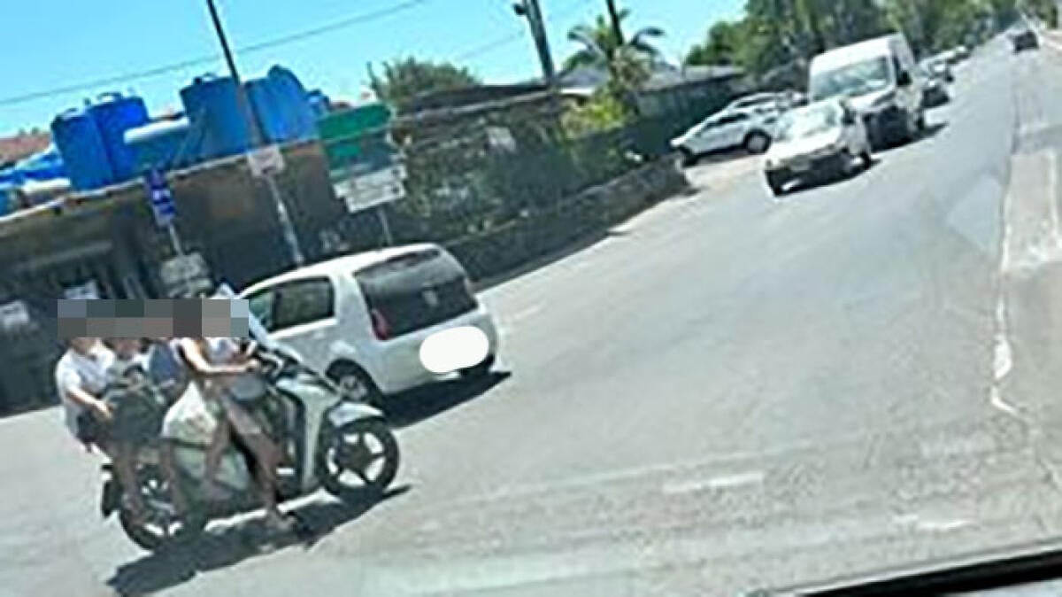 In 5 sullo scooter tutti senza casco - 