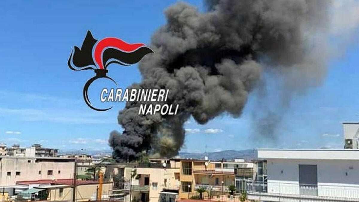 Fiamme distruggono nota tipografia dei Paesi Vesuviani: fumo altissimo - 