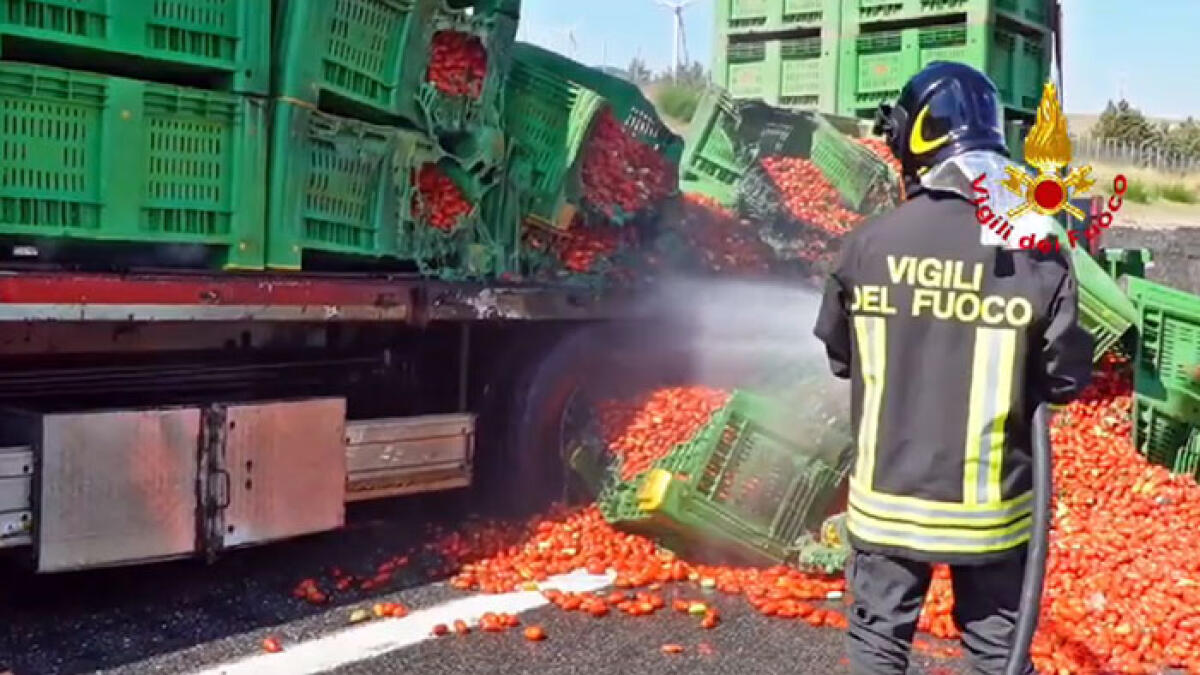 Tir carico di pomodori va a fuoco sull'A16 - 
