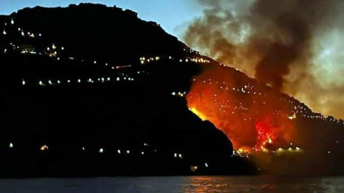 Grosso incendio in Costiera Amalfitana, strade off limits - 