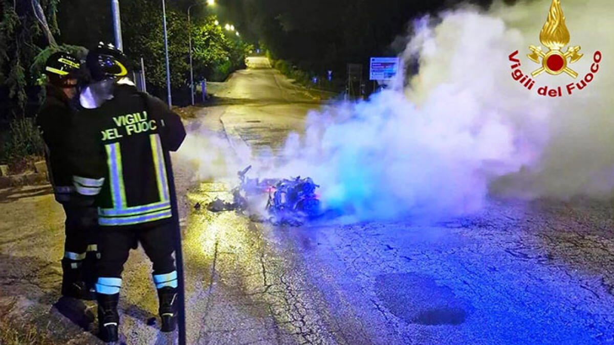 La moto si schianta e prende fuoco: centauro ferito e ustionato - 