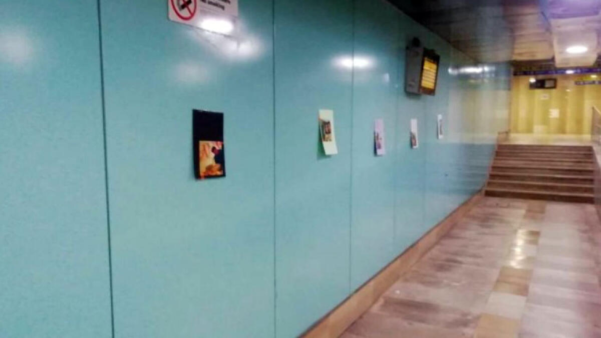 Lui torna a casa dopo mesi di lavoro, la fidanzata tappezza la stazione di messaggi d'amore - 