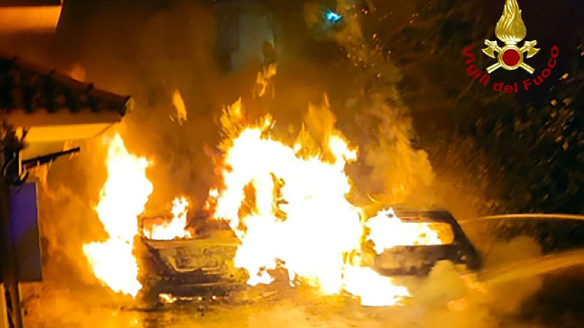 Cinque auto a fuoco una dietro l'altra in meno di un'ora - 