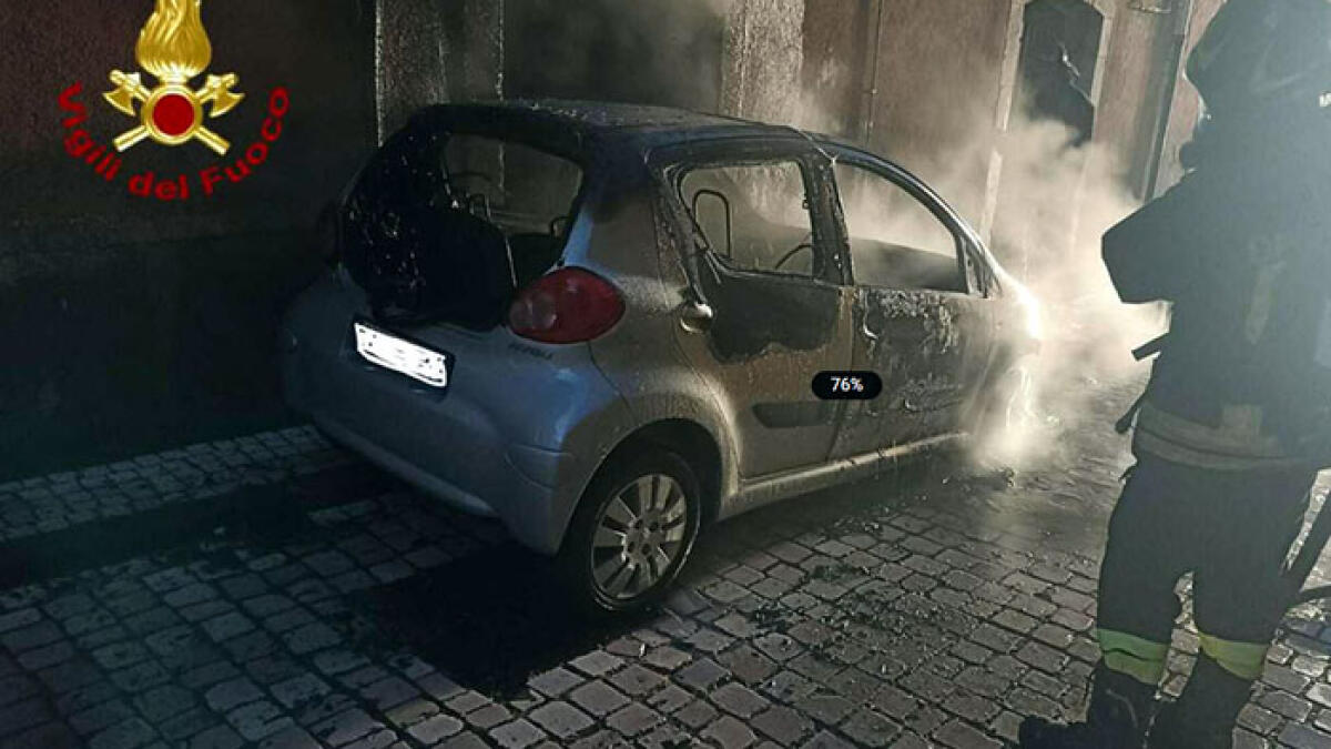 Brucia auto, danni anche a una palazzina - 