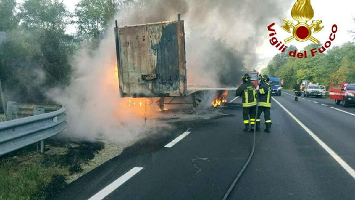 Tir carico di pomodori in fiamme sulla Statale - 