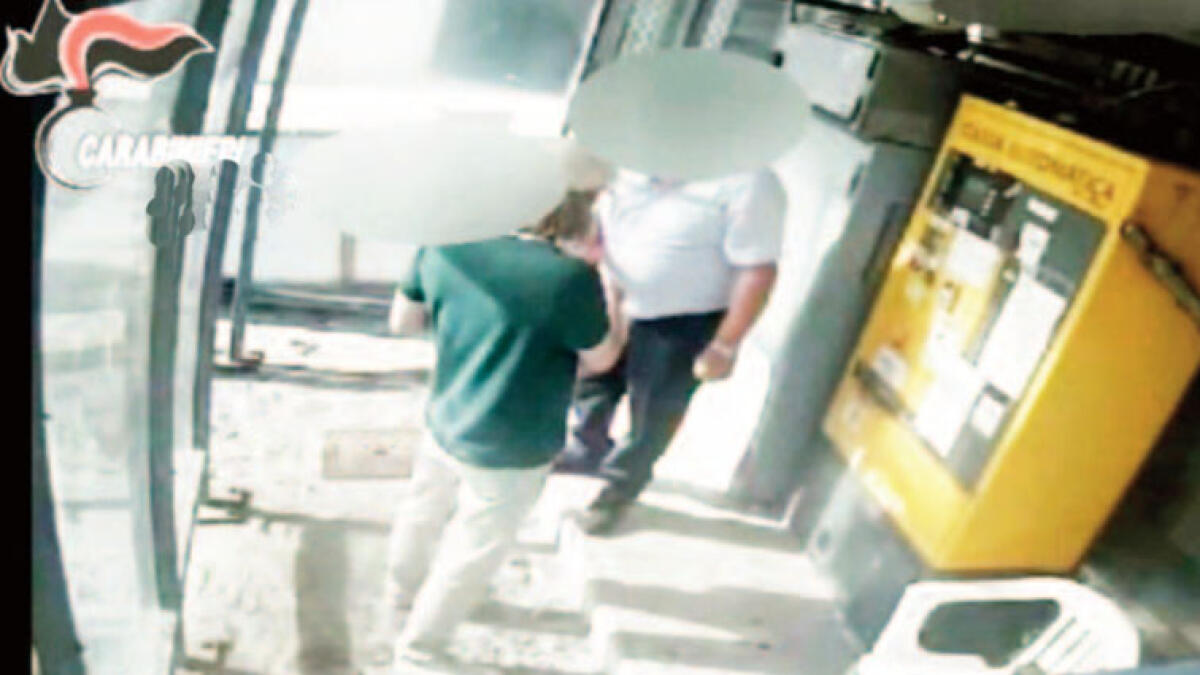 Intascano il denaro dei pedaggi, parcheggiatori licenziati - 