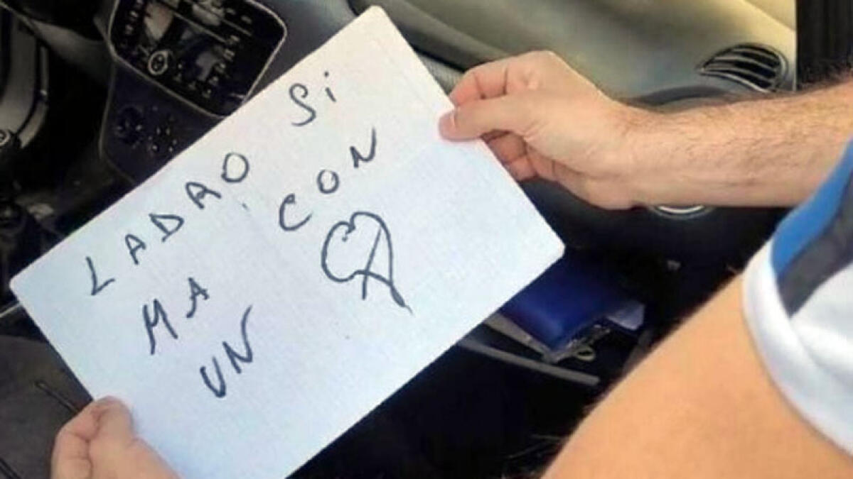 Ruba l'auto degli sposi con gli abiti all'interno, ma la restituisce con un biglietto - 