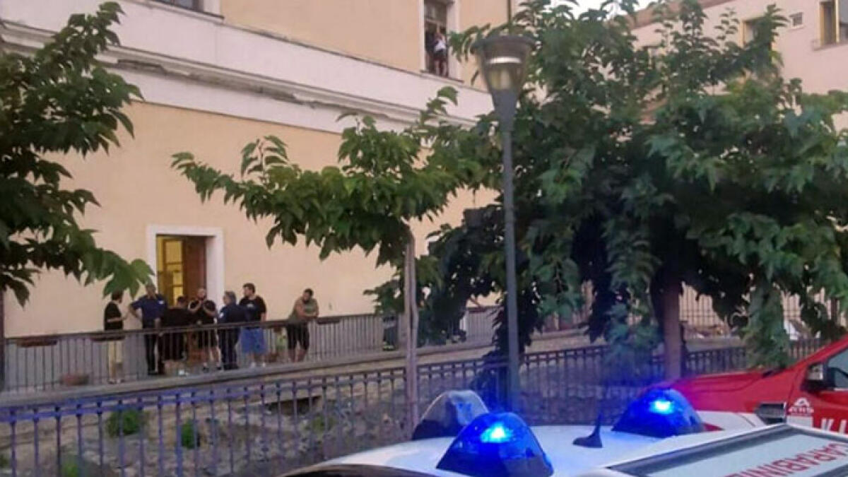 Palazzine sfollate dopo il crollo, 4 donne minacciano di lanciarsi nel vuoto - 