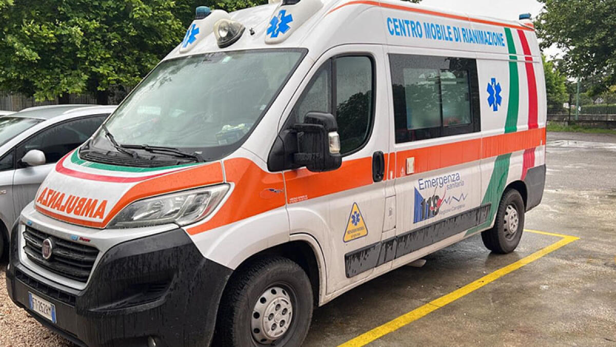 Cada da scala mentre lavora a Brusciano, è grave - 