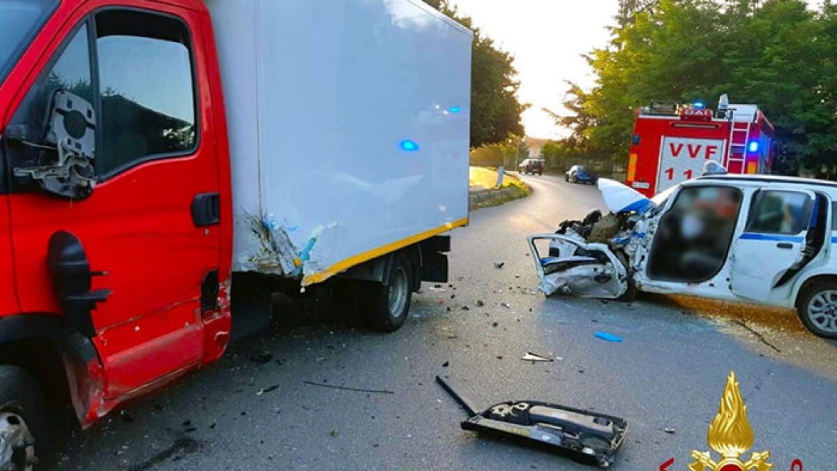 Scontro auto-camion in autostrada verso Napoli: ragazzina incastrata tra le lamiere - 