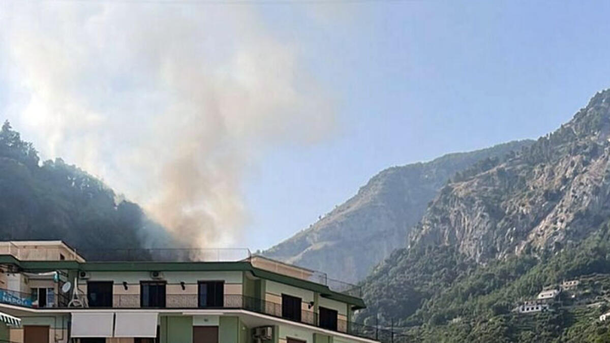 Incendio in Costiera, strade chiuse e persone evacuate via mare - 