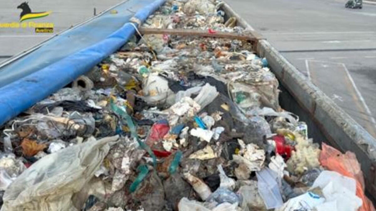 Trasporta 20 tonnellate di gomma e plastiche sull'A16 - 