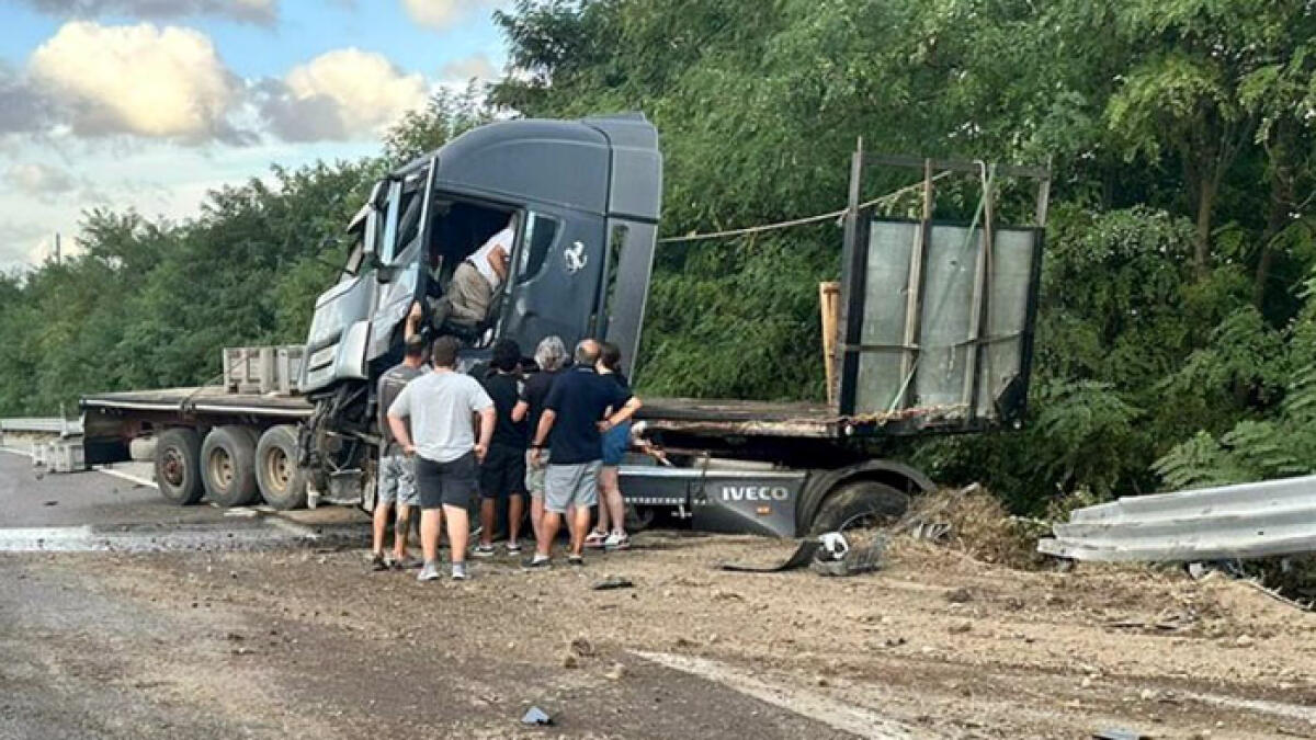 Tir carico di pomodori sfonda il guardrail e finisce dall'altra parte dell'autostrada - 