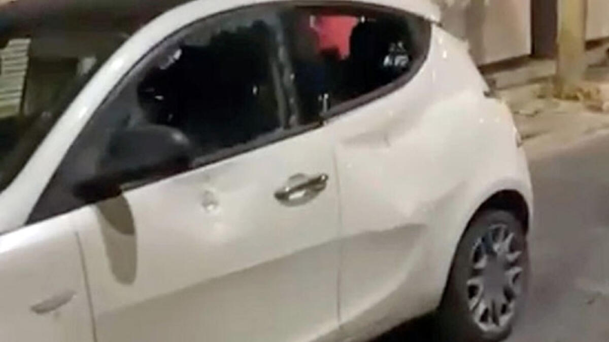 Finisce la relazione, lui la insegue e poi le sfascia l'auto con un'accetta - 