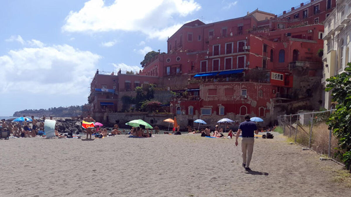 Spiaggia chiusa per maltempo, la folla forza il blocco - 