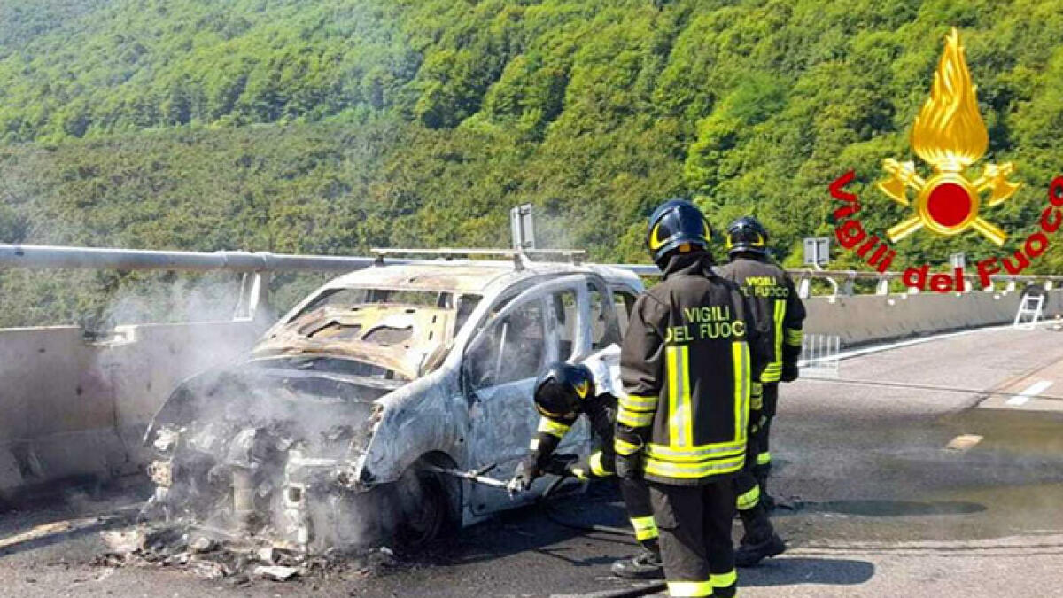 Ancora un'auto a fuoco sull'A16, a bordo una coppia di nolani con i loro cani - 