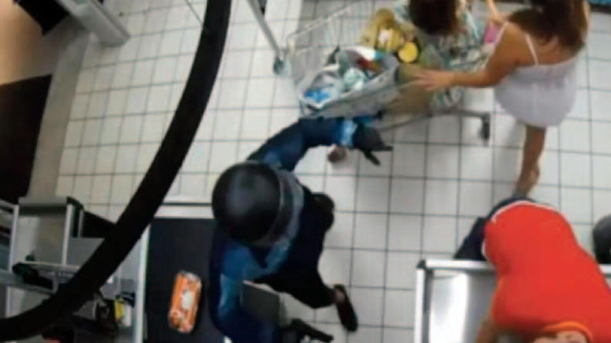 Rapina al supermercato a Pompei: pistola puntata contro mamma e figlia piccola - 