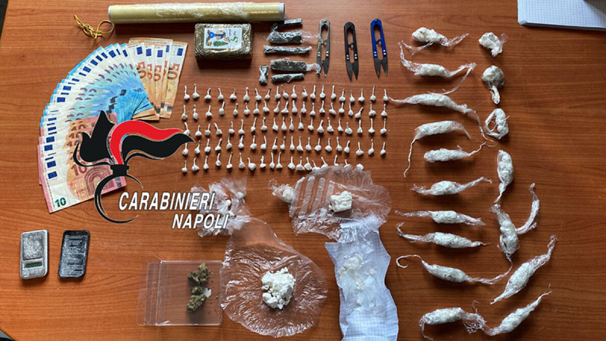 Tavola imbandita per spacciare la droga, due blitz all'ombra del Vesuvio - 