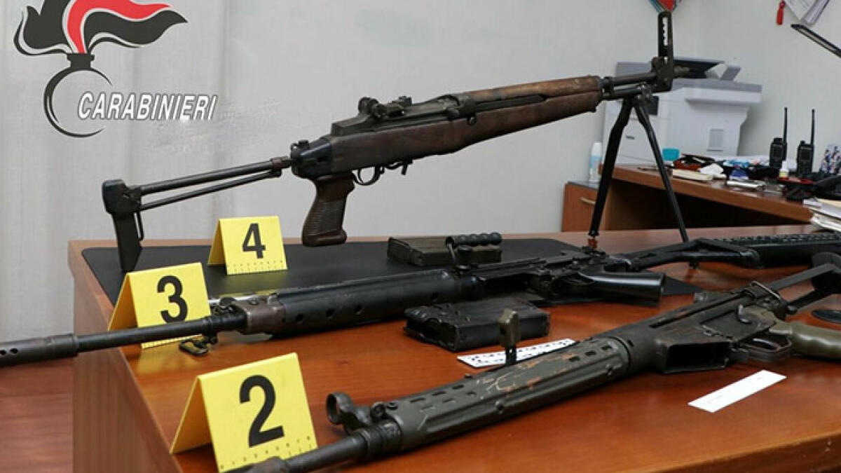 Armi da guerra sovietiche nascoste in una cabina dell'Enel - 