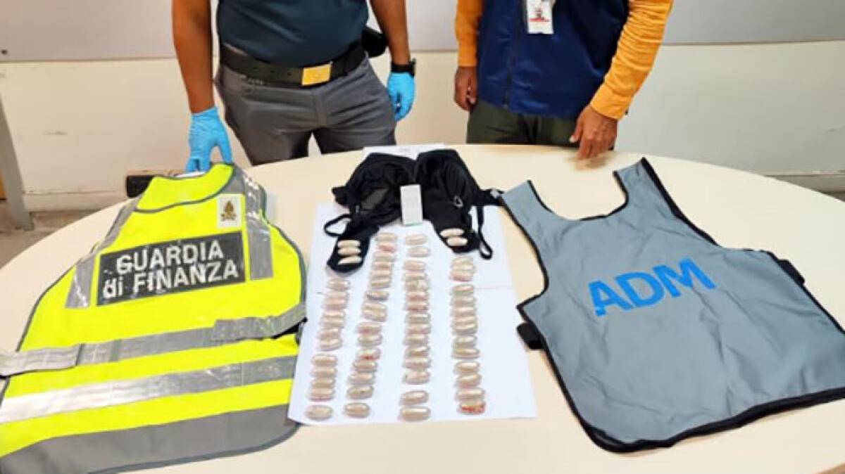 Donna fermata a Capodichino: aveva 100mila euro di cocaina nascosta ovunque - 