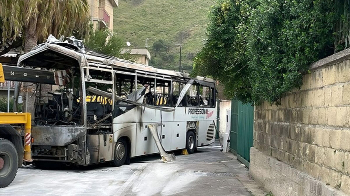 Autista di bus sfonda cancello del Comune e poi incendia il mezzo - 