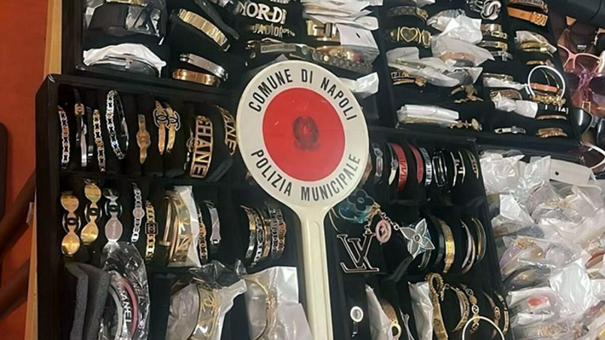 Souvenir, abiti, occhiali: tutto falso. Scatta il maxi-sequestro - 