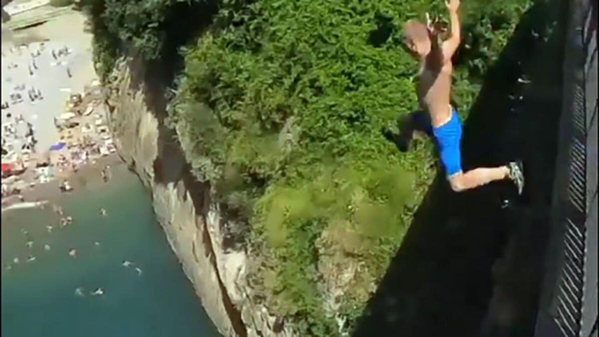 Tuffi dalla balaustra panoramica, la follia in Costiera - GUARDA IL VIDEO - 