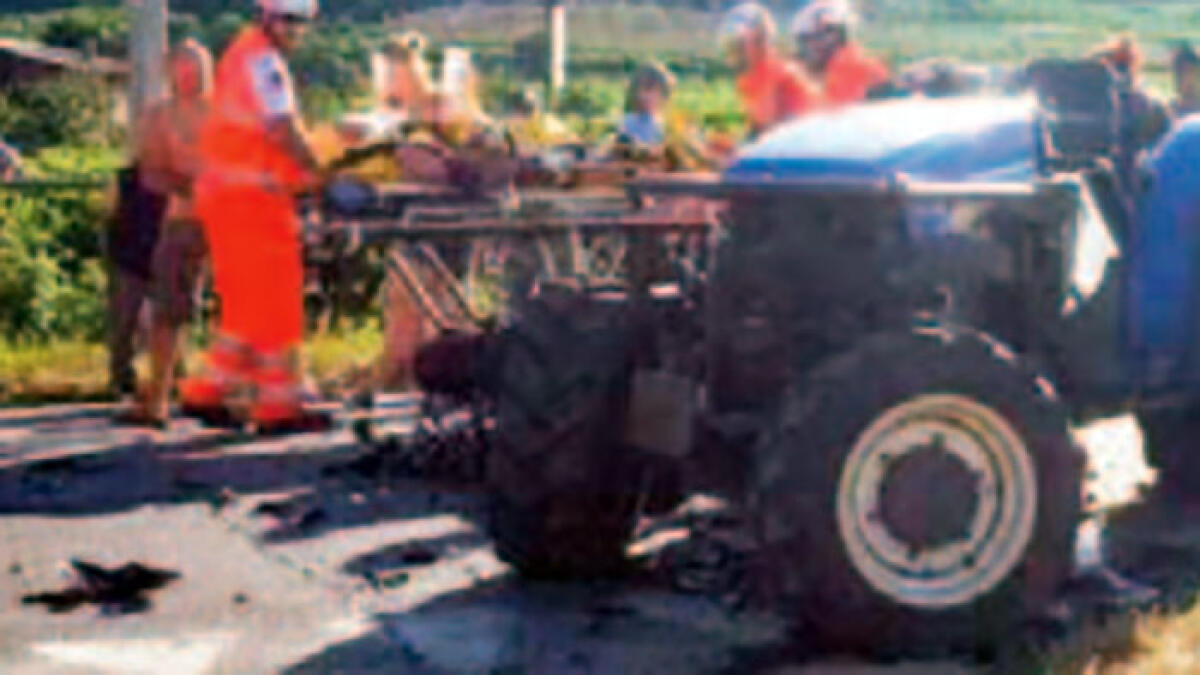 Si schianta con la moto contro un trattore e muore - 