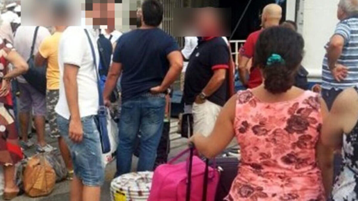 Abbandona le figliolette all'imbarco delle isole per andarsi a ubriacare - 