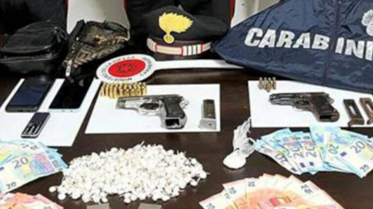 Fuga in auto con pistole e 373 dosi di cocaina - 