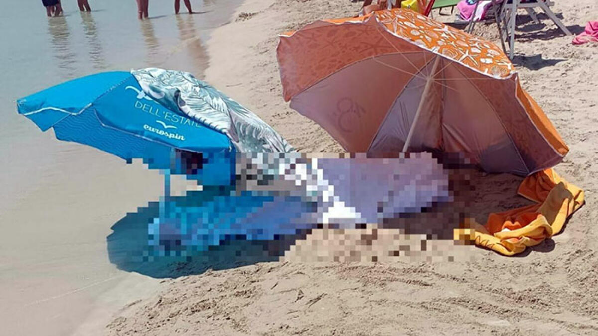 Passeggia in spiaggia e trova il cadavere di una ragazza - 