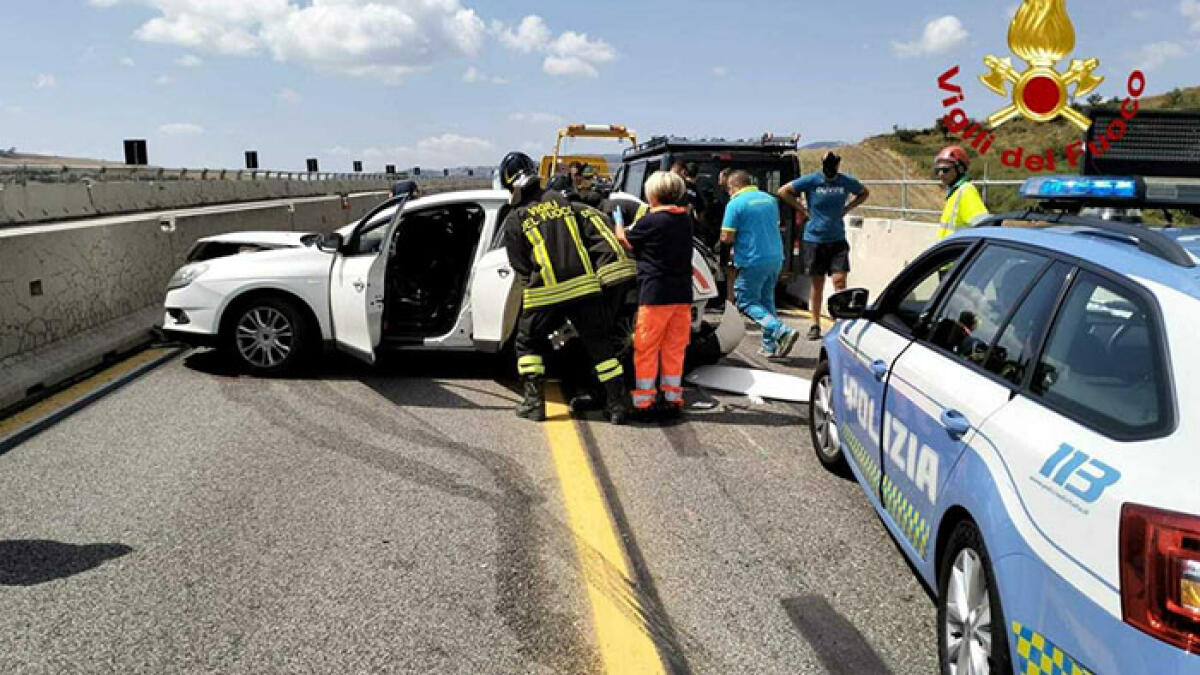 Grave schianto sull'A16: intera famiglia in ospedale - 