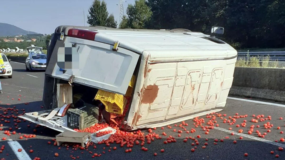Furgone si ribalta e perde il carico di ortaggi e pomodori sull'A1 verso Napoli: tre feriti - 