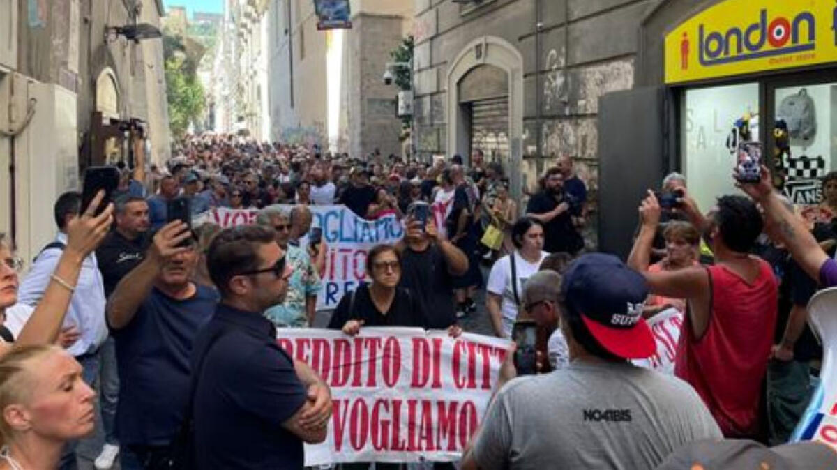Stop al Reddito, corteo di protesta a Napoli - 