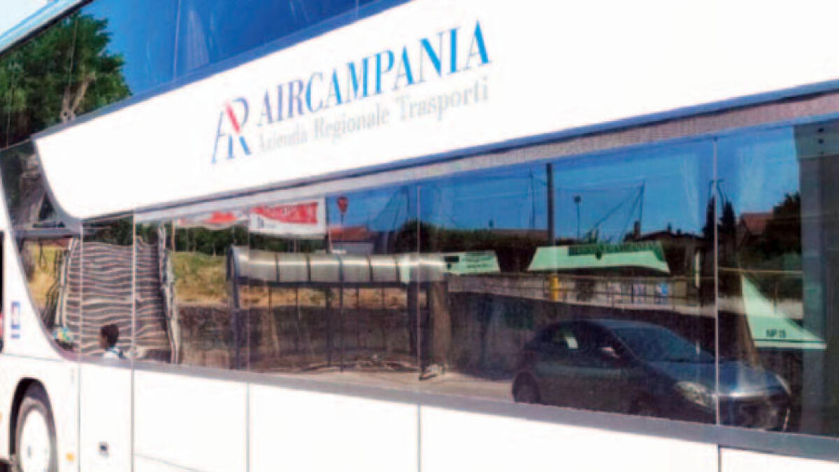 Passeggero stacca le chiavi del bus sull'A16, gesto eroico dell'autista - 