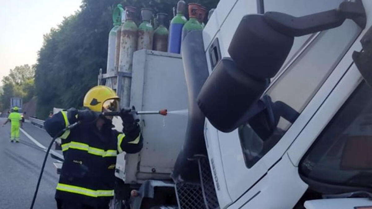 Panico sull'A16, prende fuoco camion carico di bombole - 