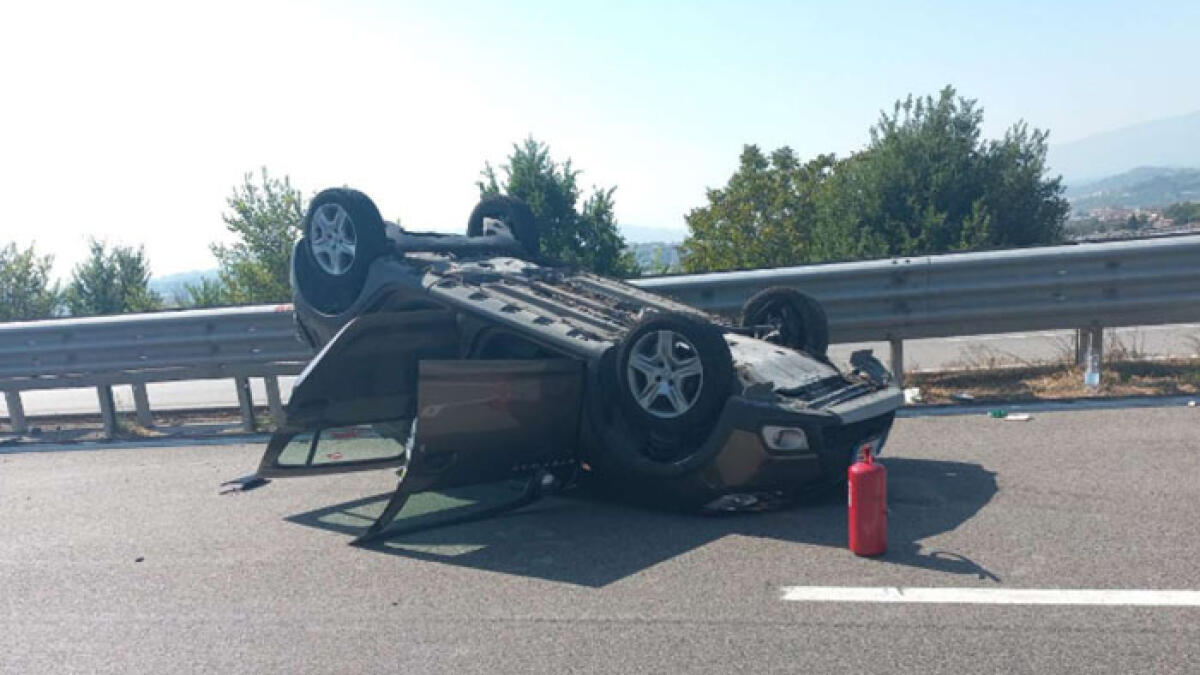 Si ribalta auto, a bordo mamma con i due figlioletti - 