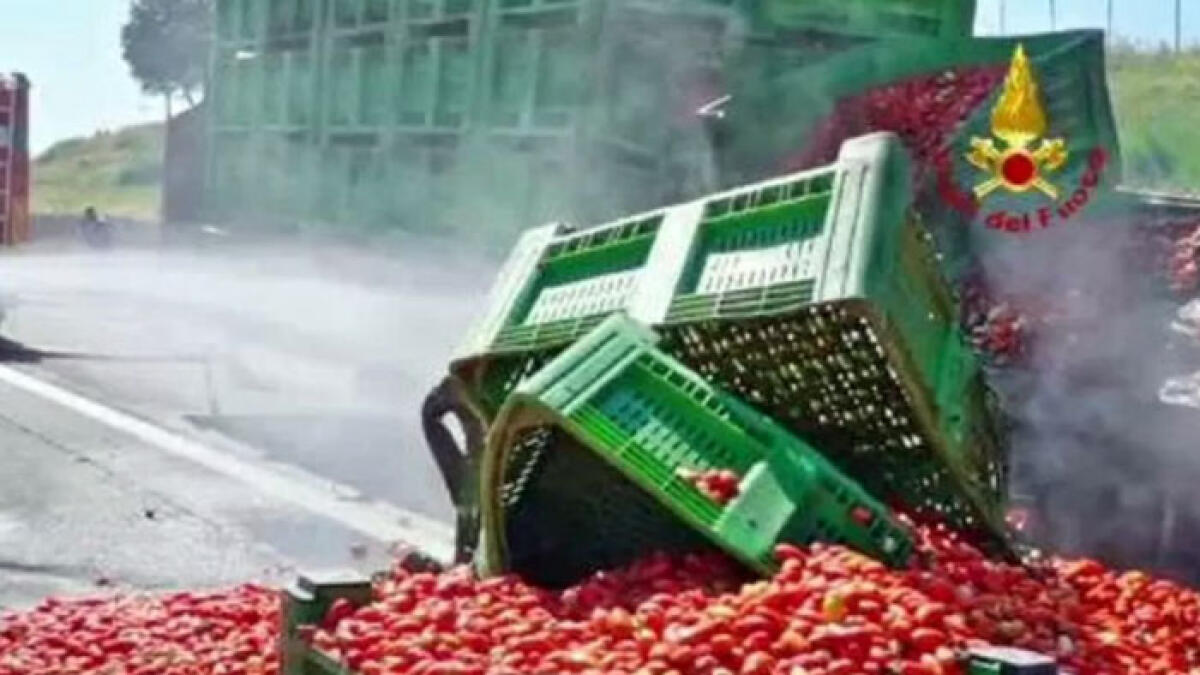 Camion perde il carico di pomodori in autostrada, giornata di caos - 