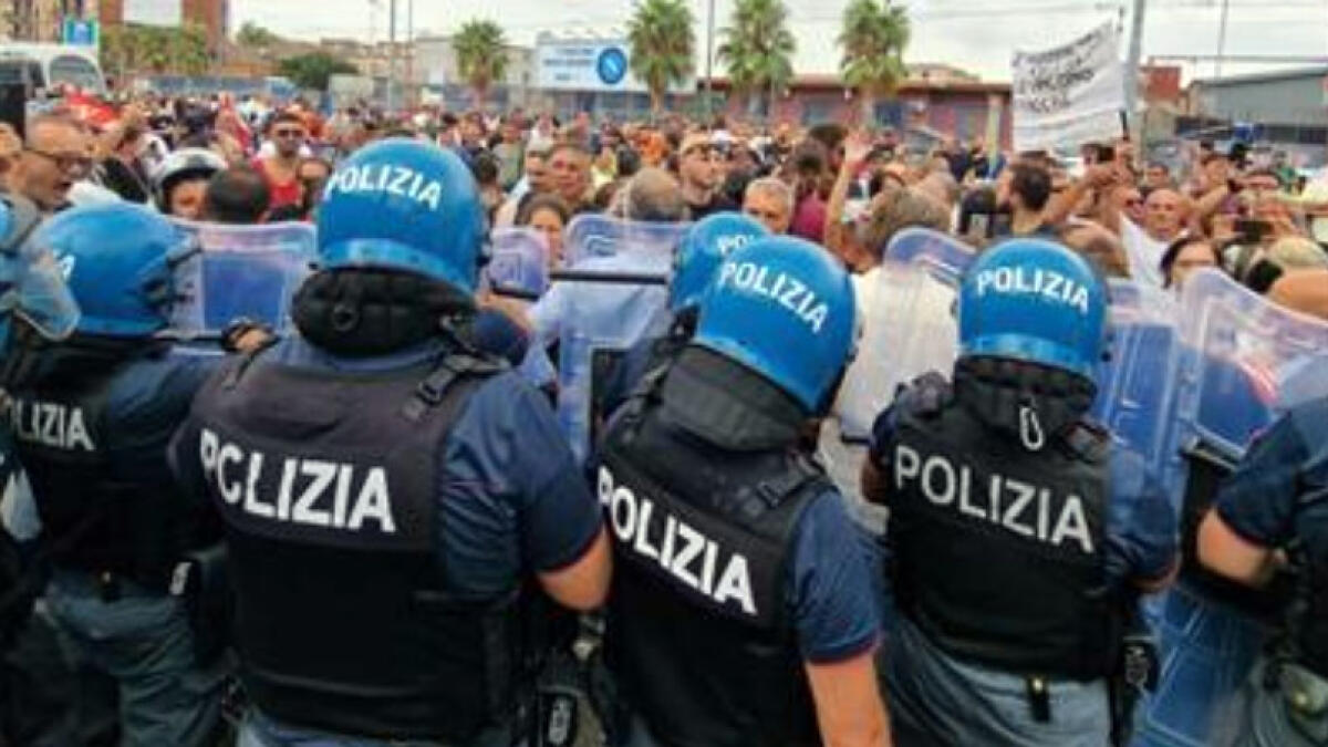 Stop al Reddito di Cittadinanza: corteo e scontri nel cuore di Napoli - 