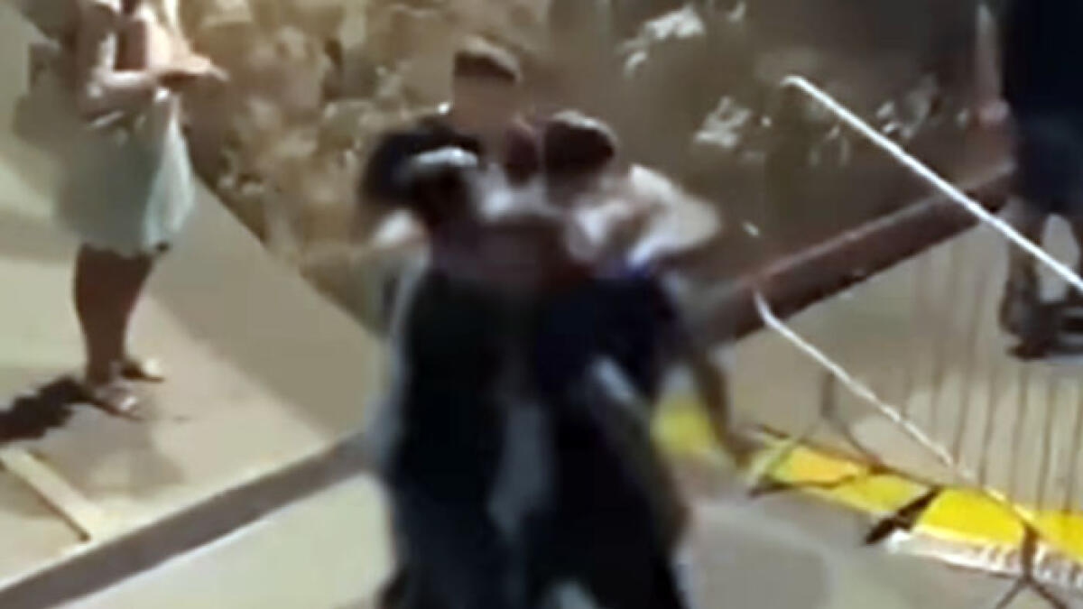 Testate, pugni e schiaffi: il video del buttafuori in Costiera fa il giro del web - 