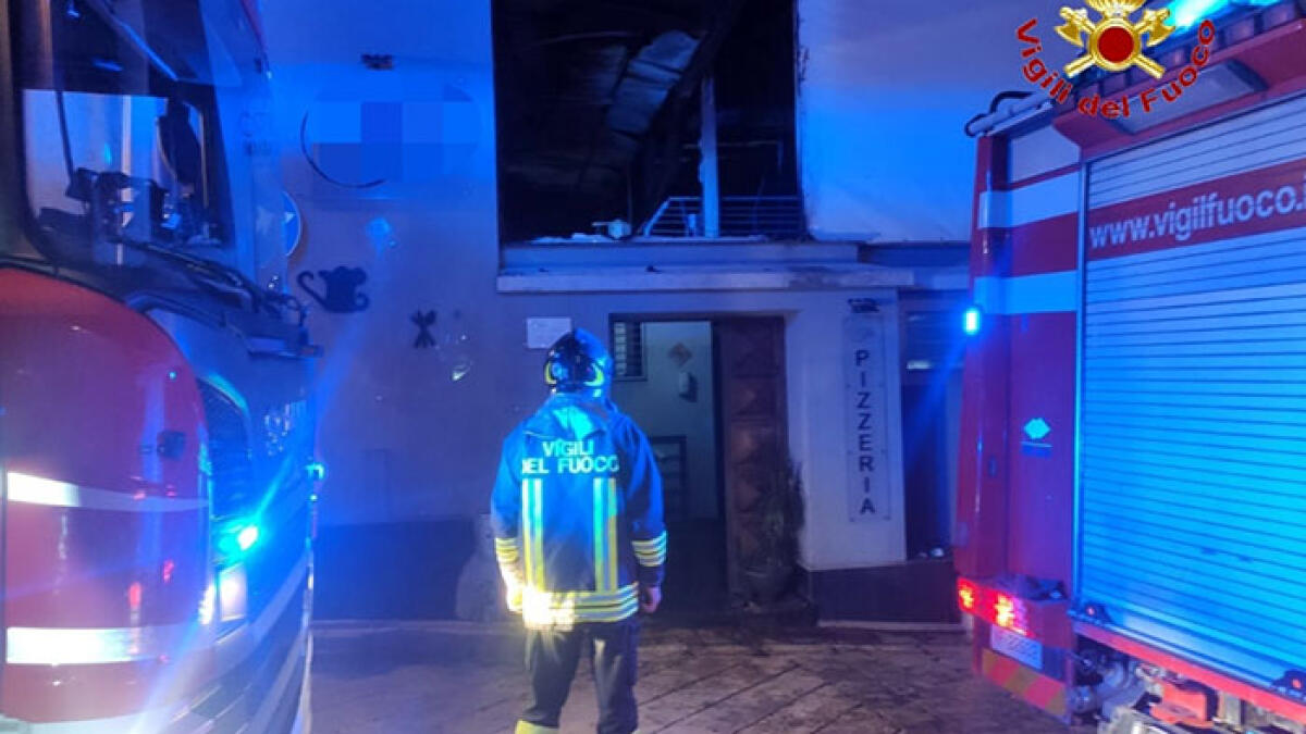 Pizzeria completamente avvolta dalle fiamme: è distrutta - 