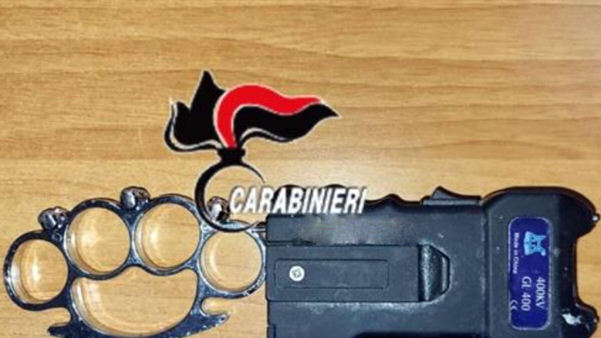 Scoppia la rissa e tirano fuori teaser e tirapugni - 