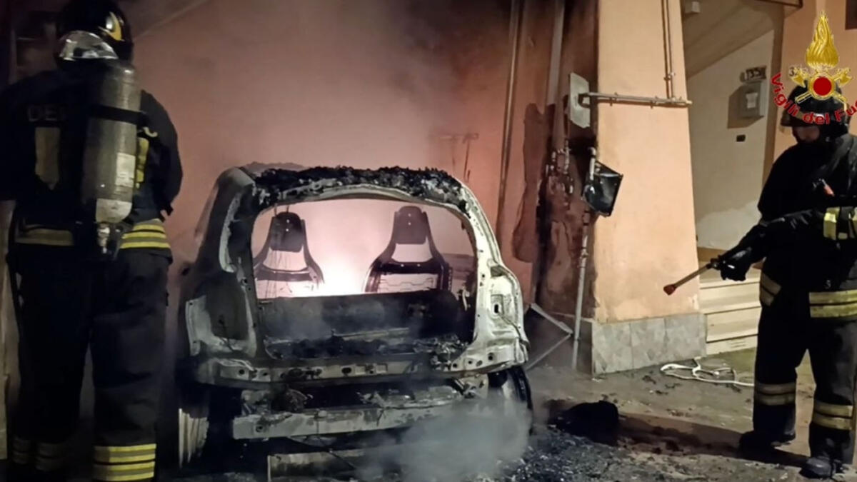 Dato alle fiamme un furgone rubato a Nola - 