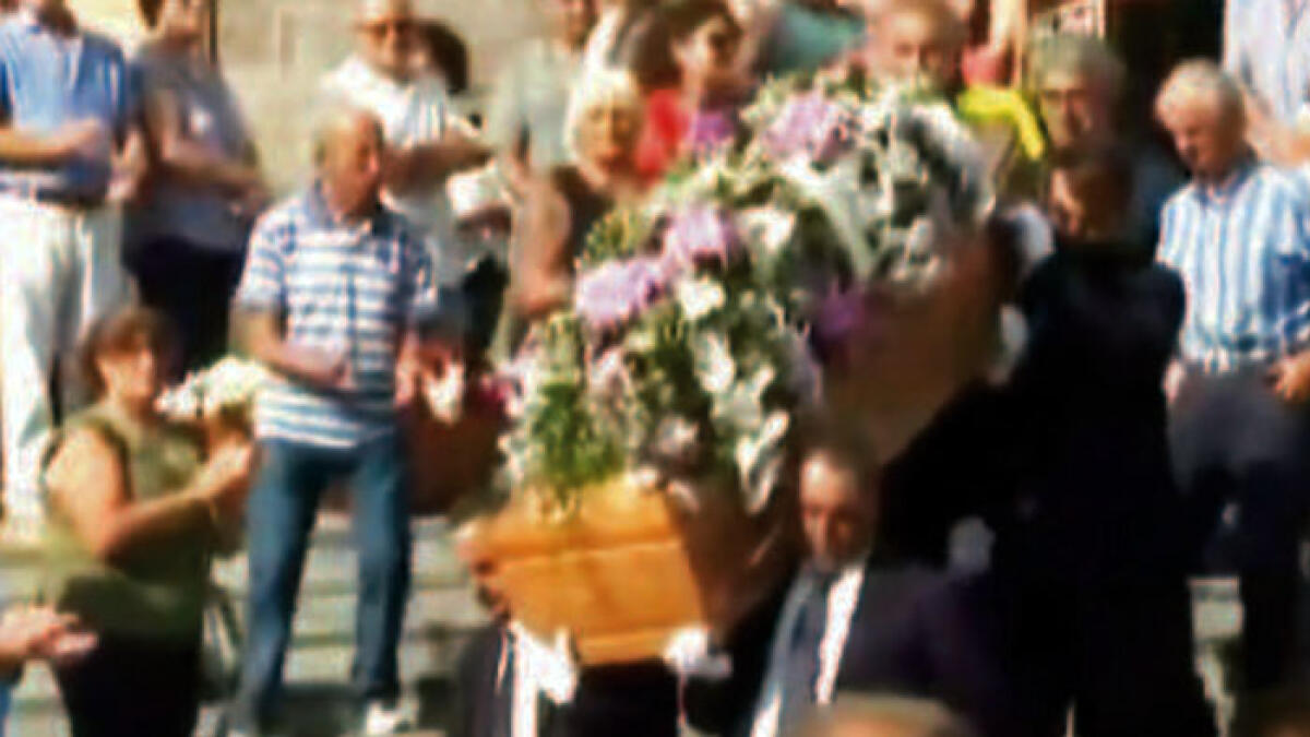 Rabbia e lacrime ai funerali di Anna, la figlia e il parroco: "Poteva essere salvata" - 