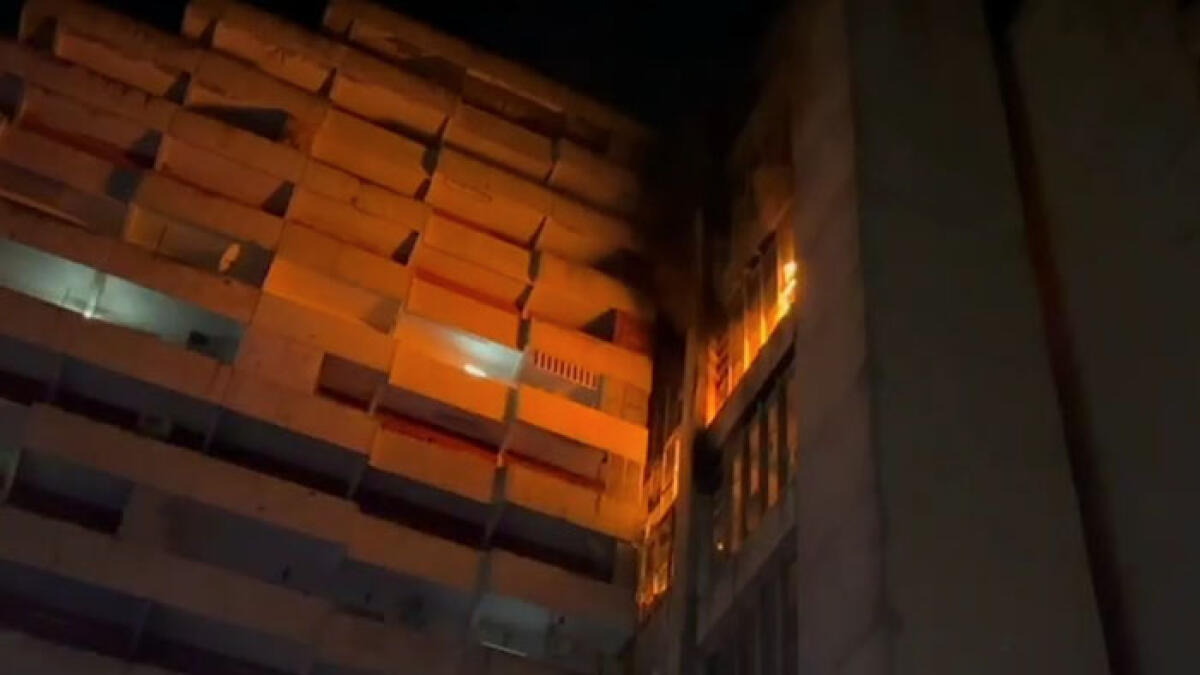 Vele in fiamme e abitanti in fuga per salvarsi GUARDA IL VIDEO - 