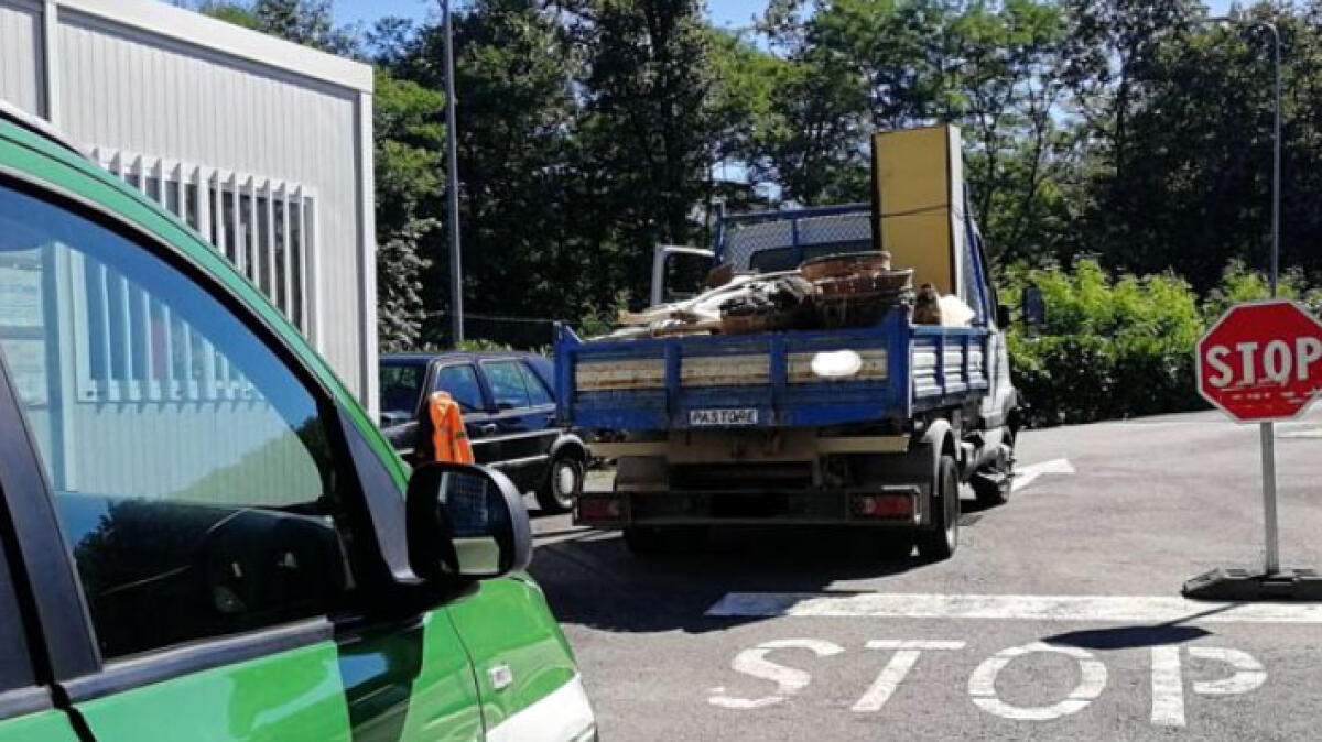Sequestrato autocarro carico di rifiuti speciali nel Nolano - 