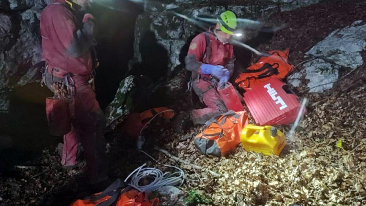 Giovane speleologa precipita in un grotta di 130 metri in Campania: salvata dopo un giorno - 