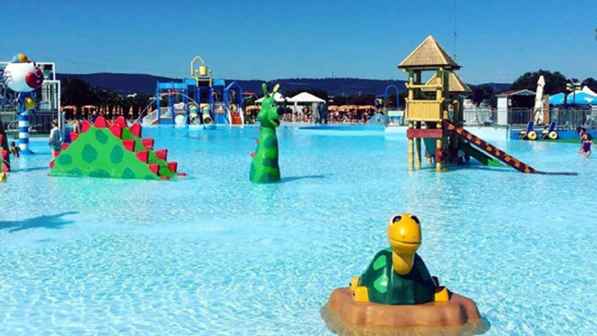 Papà cade addosso alla figlioletta all'Acquapark, la piccola rischia di restare paralizzata - 