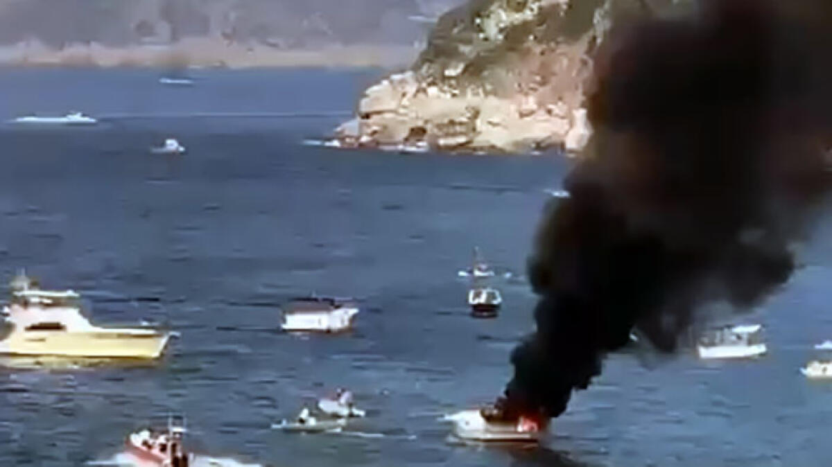 Barca in fiamme nel golfo di Napoli: distrutta in pochi minuti - 